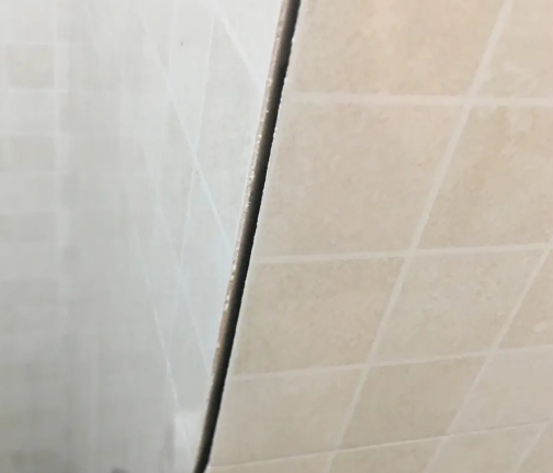 宿迁瓷砖空鼓维修公司分享阳台瓷砖脱落的修复过程可以分为以下几个步骤